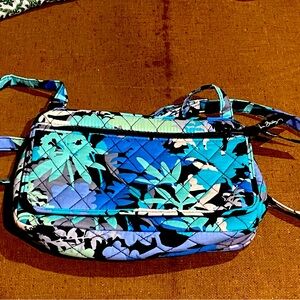 Vera Bradley cute small Blue colored purse! Pre owned. Lightly used-looks new!